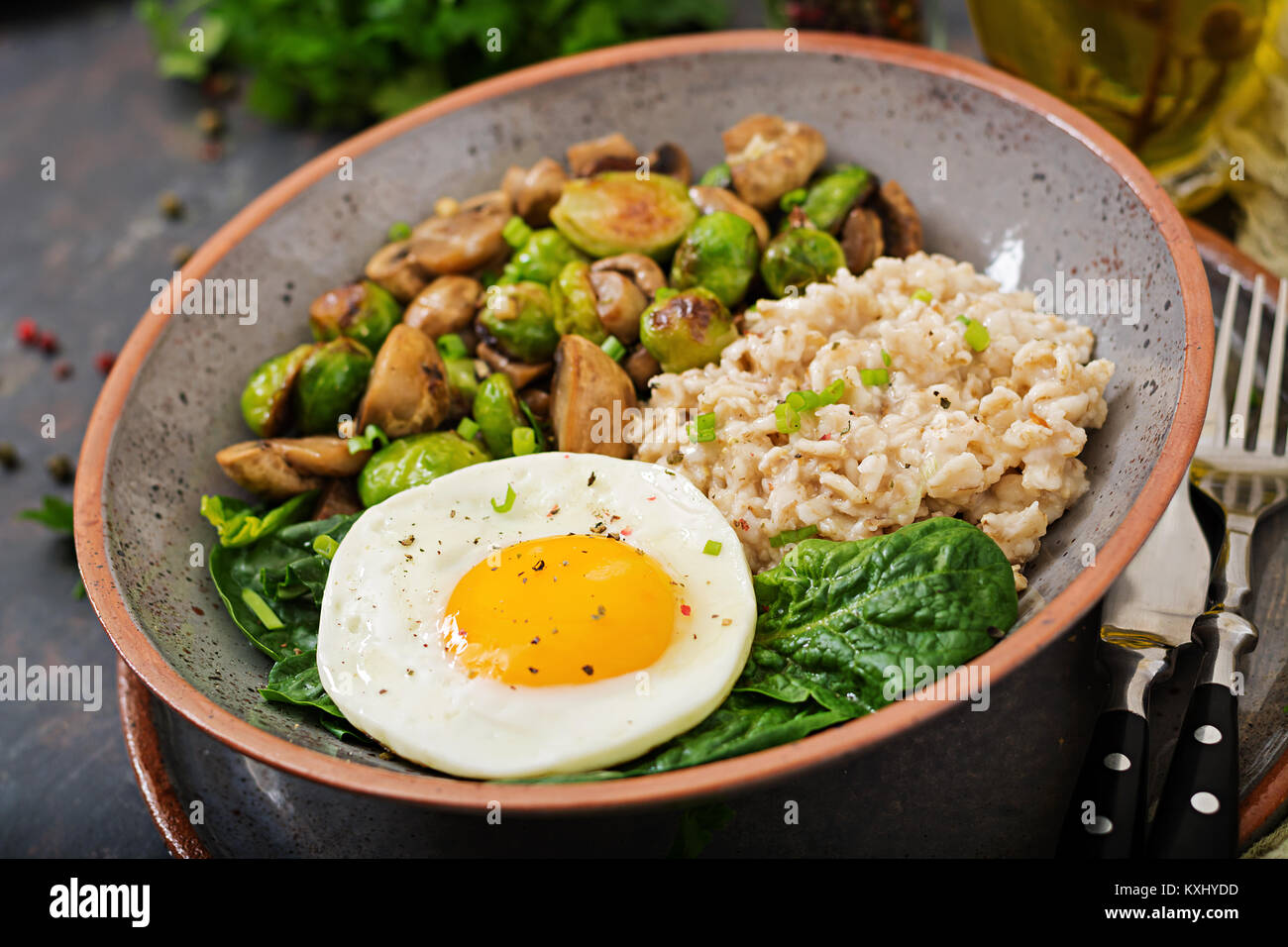 Desayuno Saludable Gachas De Avena Huevos Y Ensalada De Verduras Al Horno Setas Y Coles De Bruselas Estilo De Vida Saludable Fotografía De Stock Alamy<script async src=