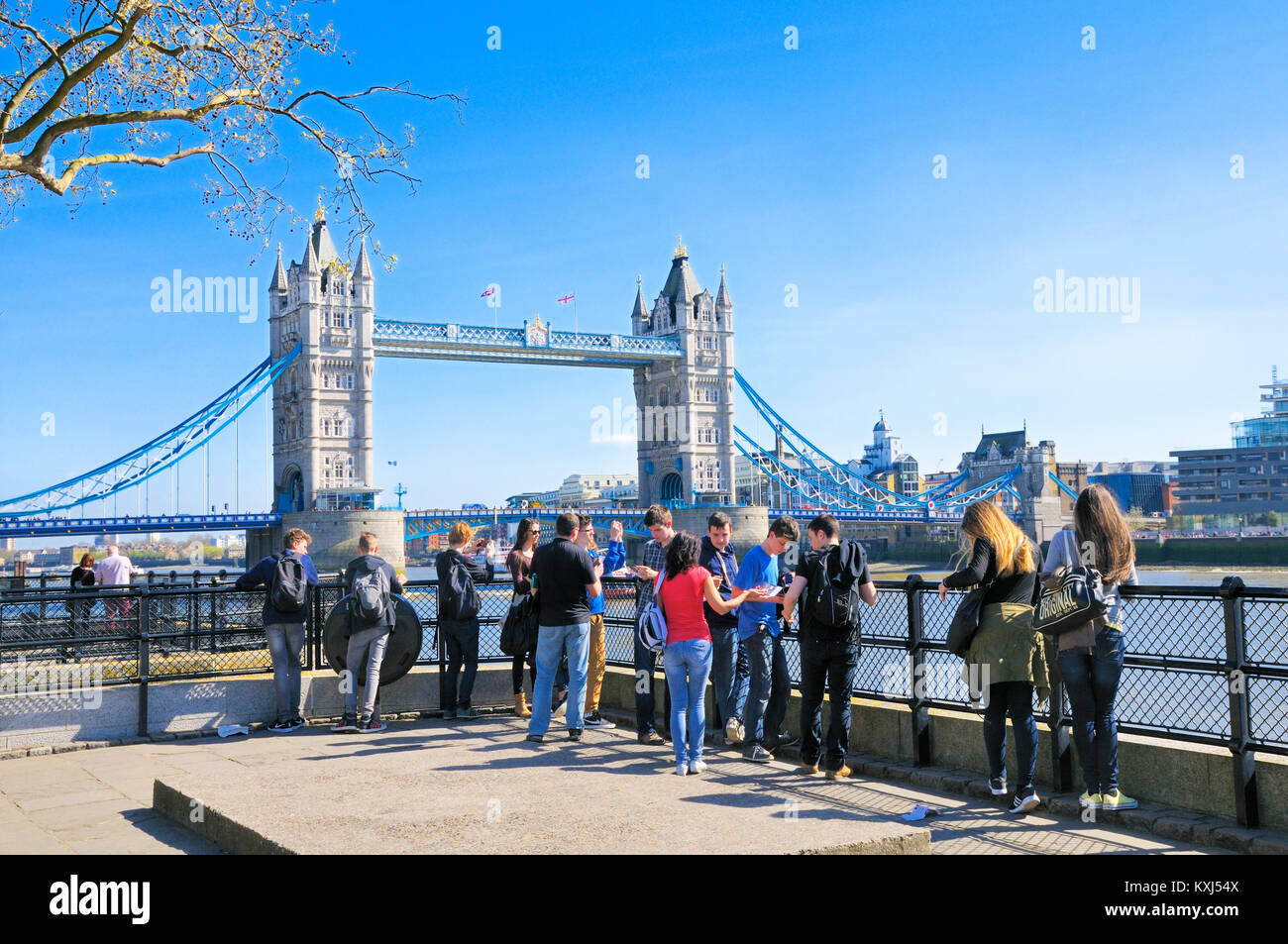 Un grupo de adolescentes de turismo en la capital. Vista hacia el Tower Bridge, Londres, Inglaterra, Reino Unido. Foto de stock