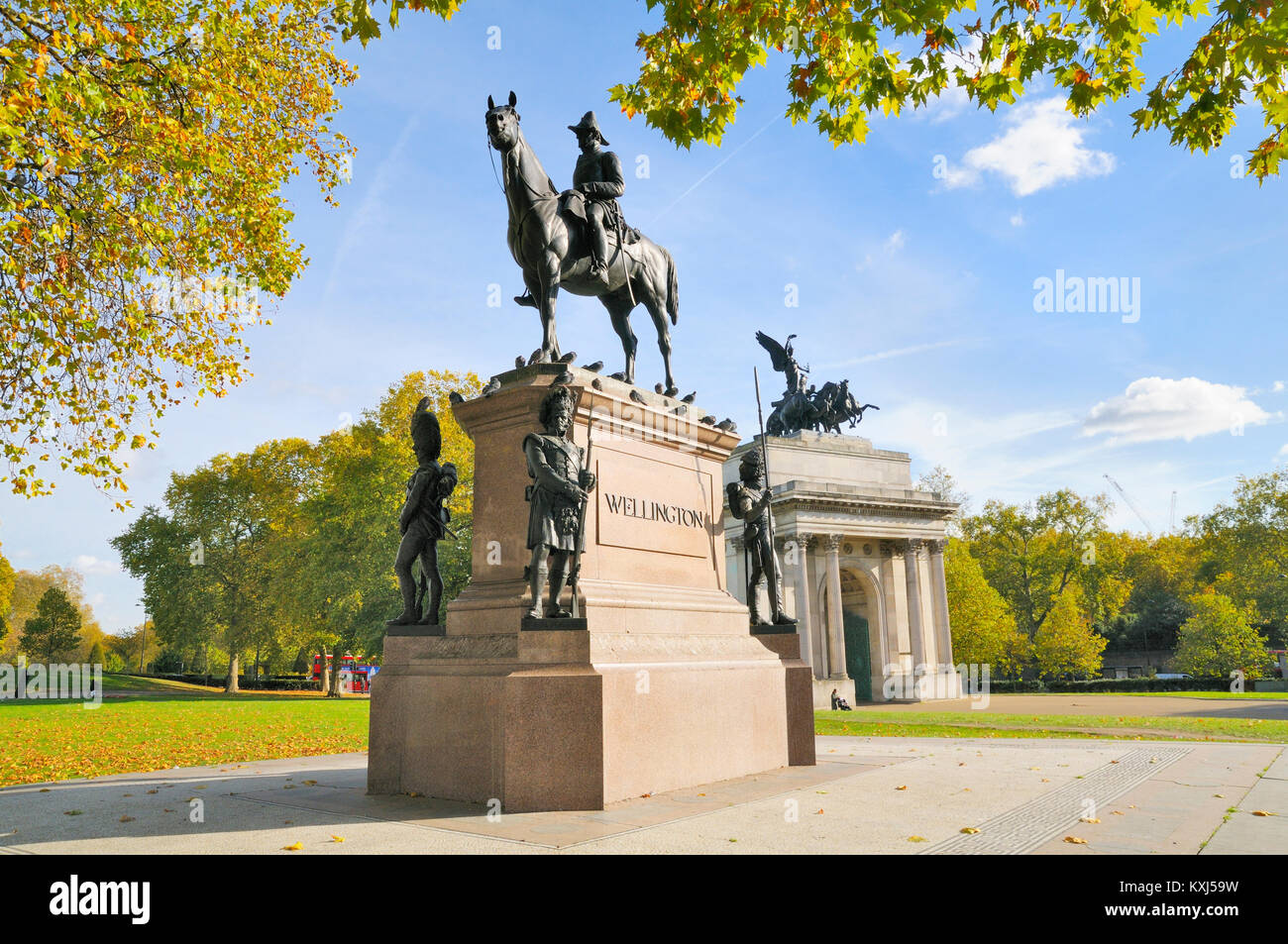 Estatua del duque de Wellington y Wellington Arch, la Esquina de Hyde Park, Londres, Inglaterra, Reino Unido. Foto de stock