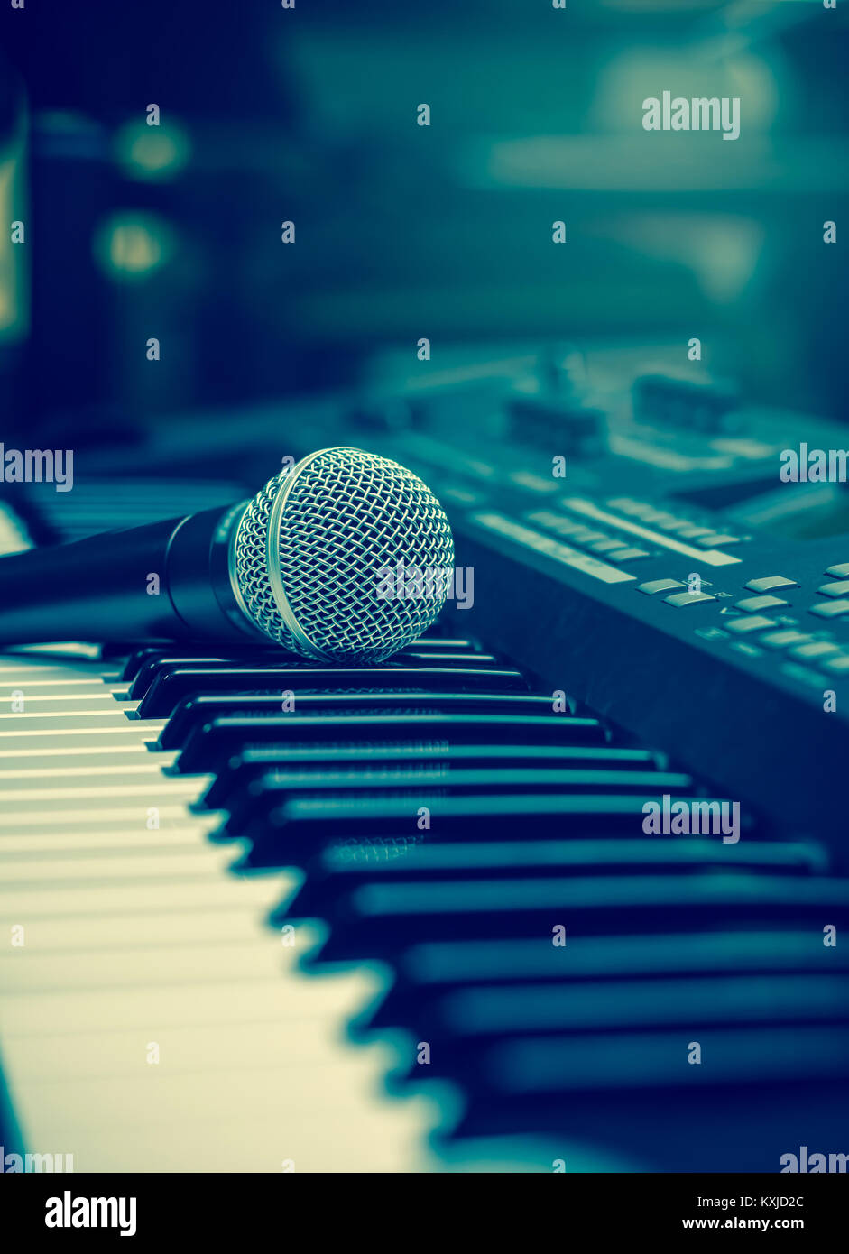 Micrófono en el teclado musical con música de fondo borroso de marca, instrumento  musical concpet Fotografía de stock - Alamy