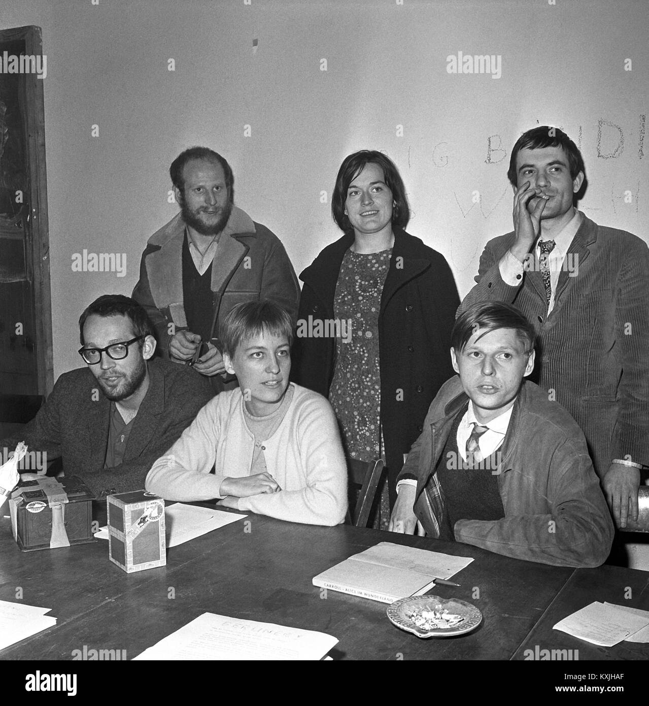 Sentados: Fritz Teufel, Dagmar Seehuber, Ulrich Enzensberger y detrás de él Dieter Kunzelmann, Dorothea Ridder y Hans-Joachim Hameister. Durante una conferencia de prensa en Berlín en abril 7,1967, el grupo de estudiantes, que había sido temporalmente detenidas bajo la sospecha de un ataque planeado contra el Vicepresidente estadounidense Humphrey, niega la seriedad de intenciones. Sólo había sido planificada para romper el cerco policial para "llegar a Humphrey' y lanzar buttercream tarta, bolsas de harina, el pudín y yogur en él. Uso | en todo el mundo Foto de stock