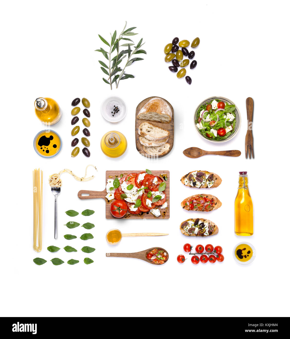 Una fotografía cenital de una selección de comidas mediterráneas, tales como tomates, aceitunas, aceite de oliva y albahaca pan Foto de stock