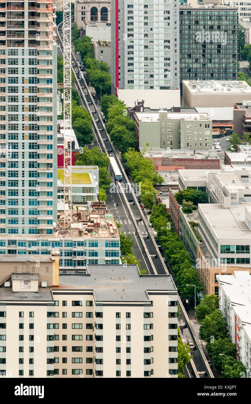 Una elevada opinión de Seattle Center Monorail ver viajando por encima de la 5th Avenue en Seattle. Foto de stock