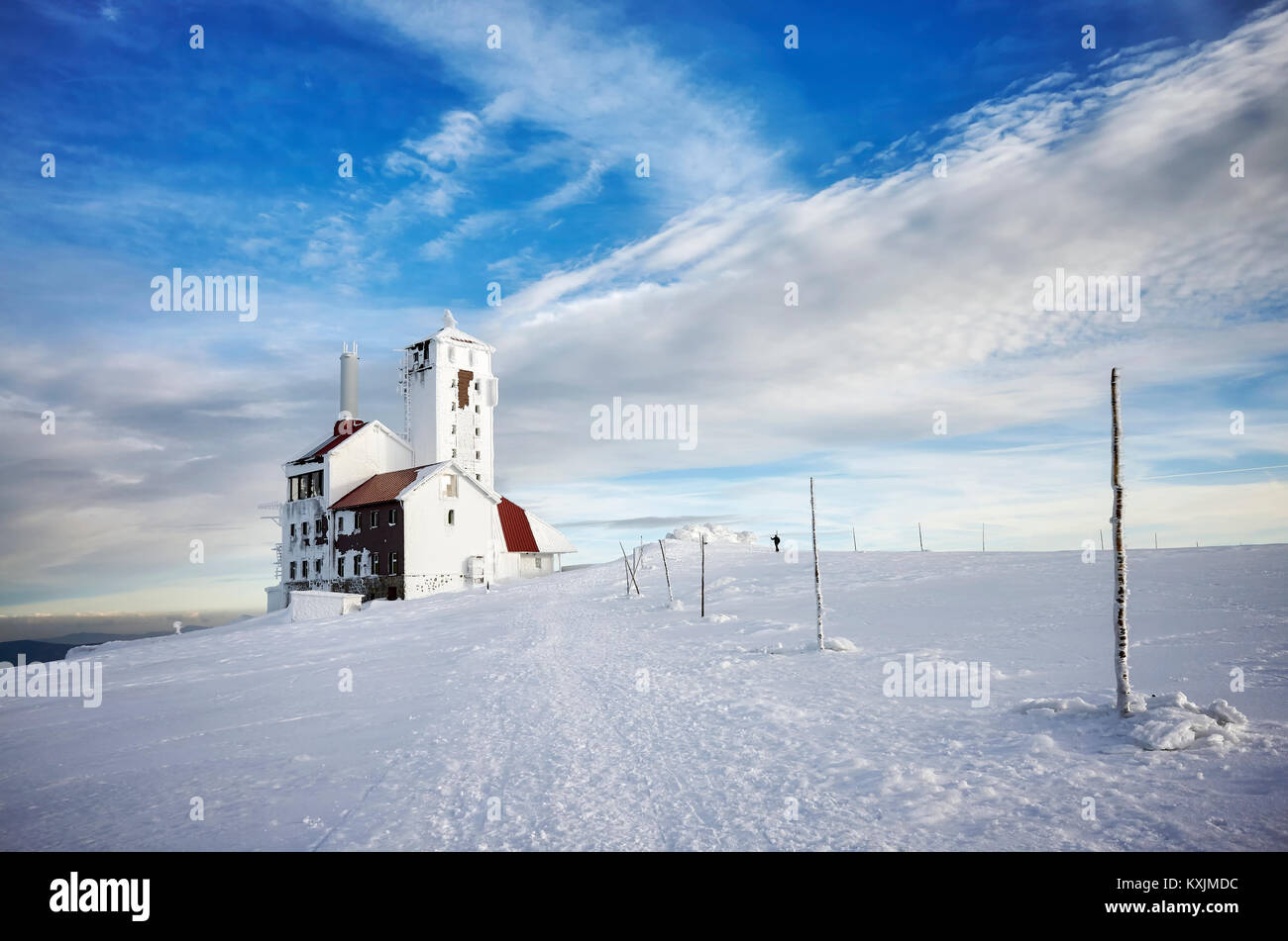 Invierno pintoresco paisaje de montaña con radio edificio del mástil al atardecer, el Parque Nacional de Karkonosze, Polonia. Foto de stock