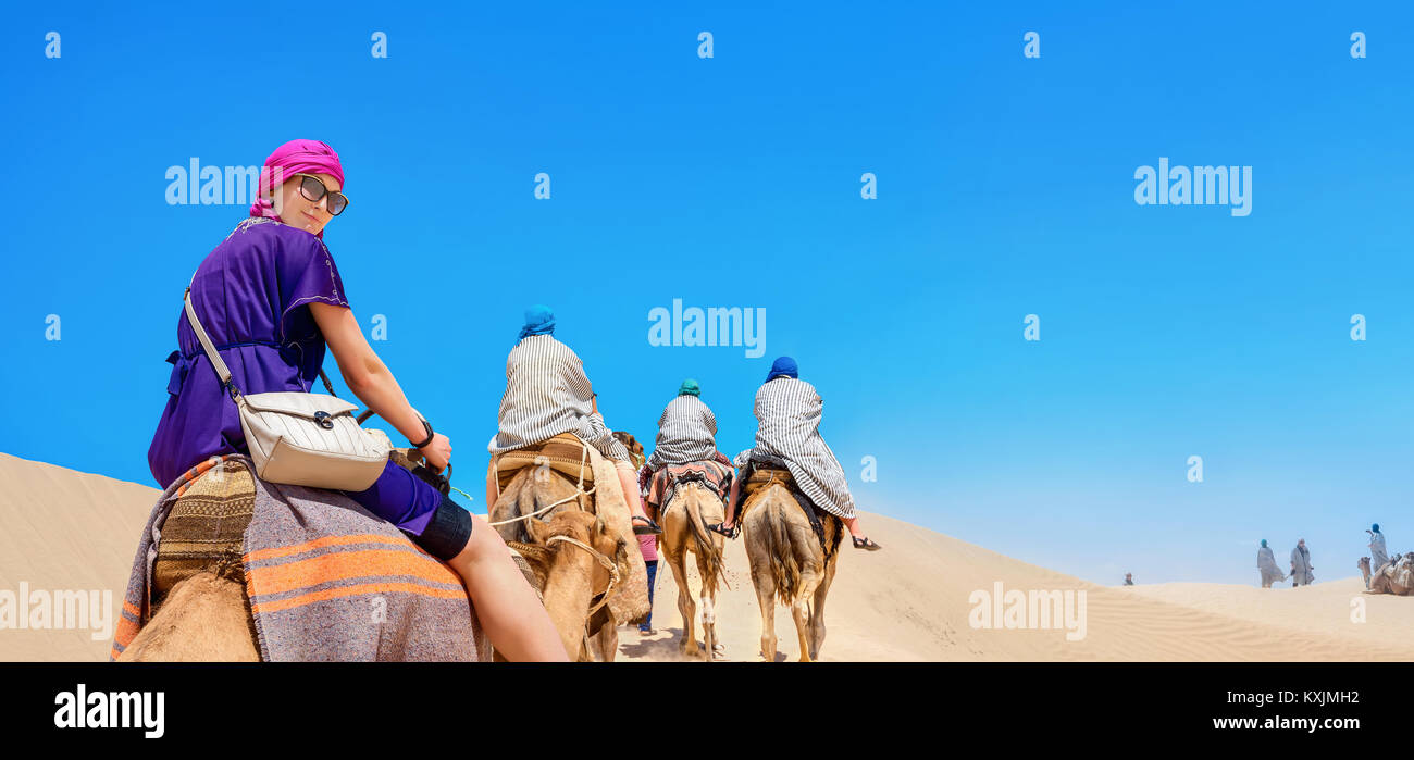 Grupo de turistas, paseo en camellos. Turismo de Safari. El desierto del Sahara, Túnez, África del Norte Foto de stock