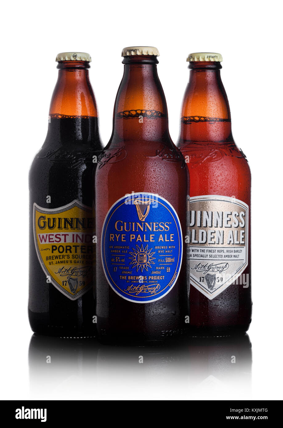 Londres, Reino Unido - 02 de enero de 2018: botellas de cerveza Guinness centeno pale ale, West Indies porter y golden ale cerveza en blanco. Se ha elaborado la cerveza Guinness pecado Foto de stock
