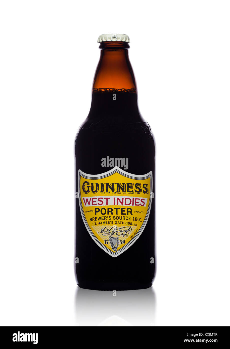 Londres, Reino Unido - 02 de enero de 2018: una botella de cerveza Guinness West Indies porter sobre fondo blanco. La cerveza Guinness se ha producido desde 1759 en Dublín. Foto de stock