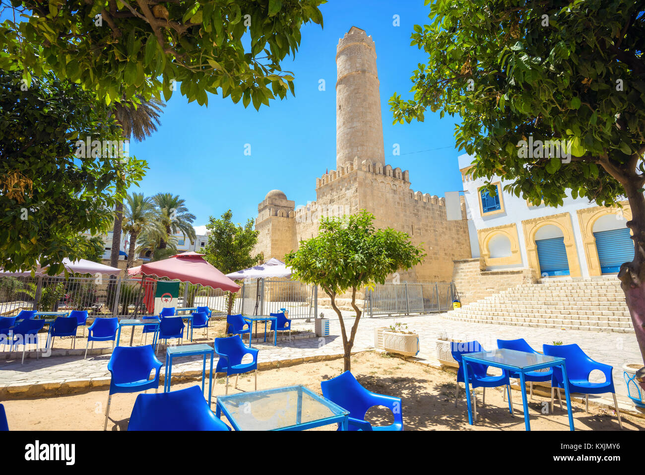 Paisaje urbano con street cafe y vista de la antigua fortaleza en Susa. Túnez, Norte de África Foto de stock