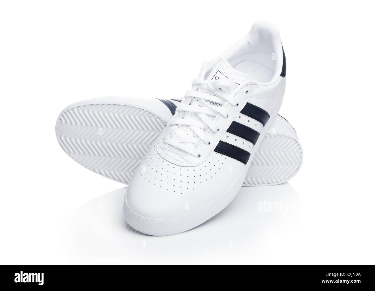 Londres, Reino Unido - 02 de enero 2018: zapatos adidas Originals sobre fondo blanco. Corporación multinacional alemana que diseña y fabrica calzado deportivo Fotografía de stock - Alamy