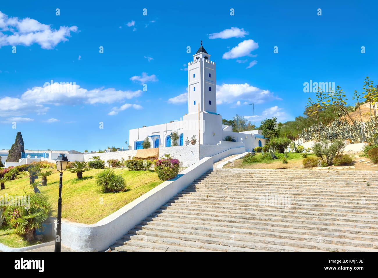 Vista de la Mezquita Blanca de aldea en Sidi Bou Said. Túnez, Norte de África Foto de stock