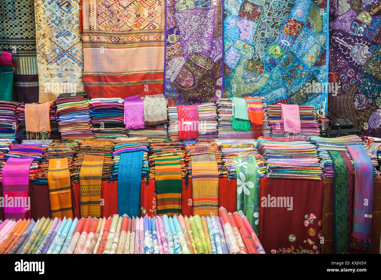 CHIANG MAI, Tailandia - Noviembre 06, 2014: Coloridas telas de estilo  tailandés en el mercado, Tailandia Fotografía de stock - Alamy