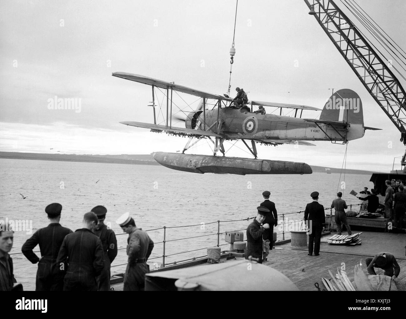 Un hidroavión Fairey pez espada se iza a bordo del acorazado HMS Malaya en octubre de 1941 Un hidroavión Fairey pez espada se iza a bordo del acorazado HMS Malaya en octubre de 1941