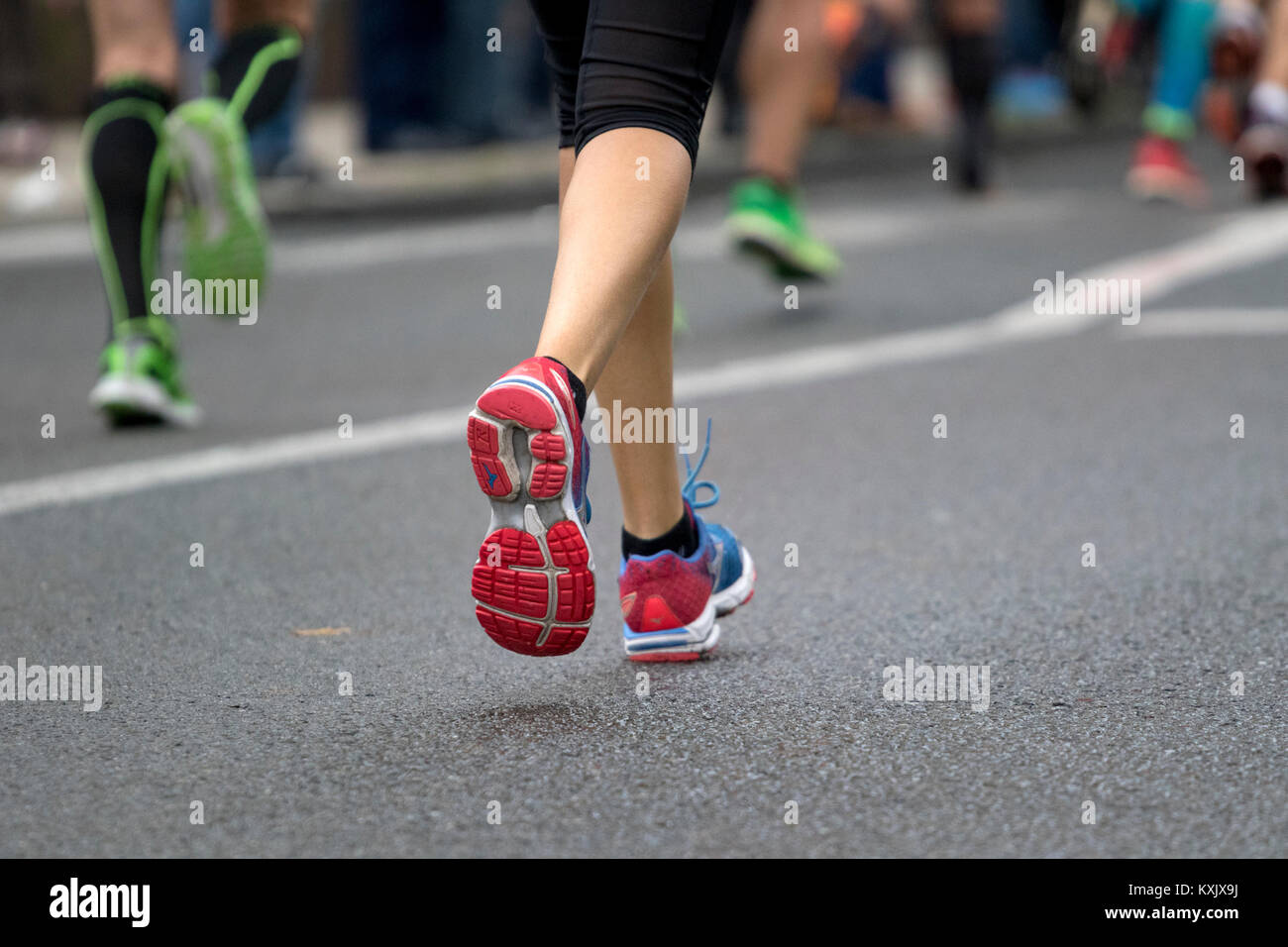 Zapatos para correr piernas o mujer negra en entrenamiento de descanso o  ejercicio de maratón en