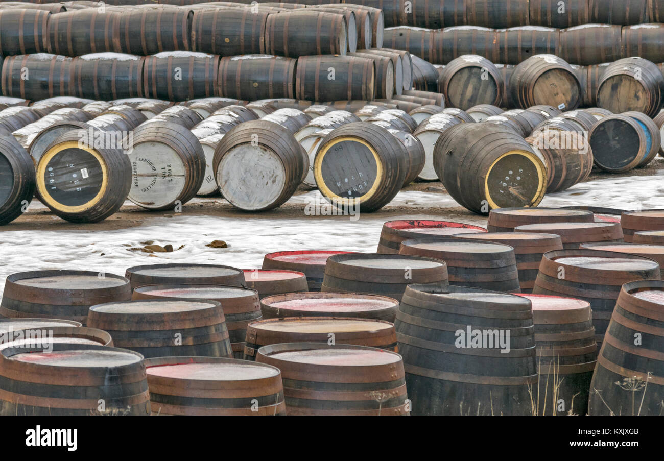 SPEYSIDE destilería de whisky TAMDHU con filas de barriles en el invierno, la nieve Foto de stock