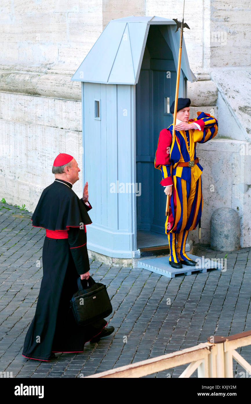 Cardenal o clérigo, pasando de la Guardia suiza en la atención permanente, la entrada a la Ciudad del Vaticano, Roma, Italia Foto de stock