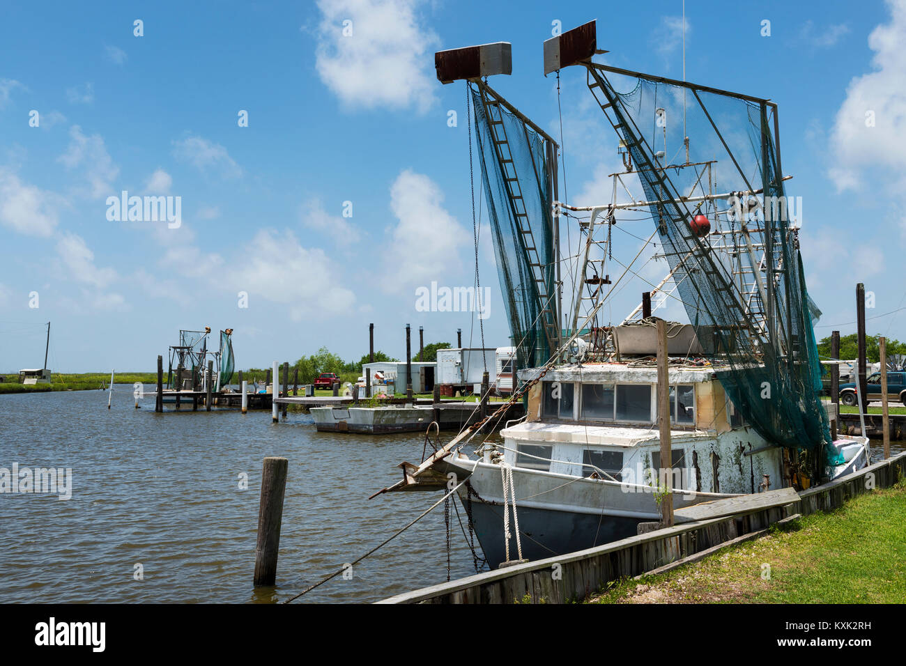Lake Charles (Louisiana- Junio 15, 2014: viejo arrastrero de camarones en un puerto en las orillas del Lago Charles en el estado de Louisiana, EE.UU. Foto de stock