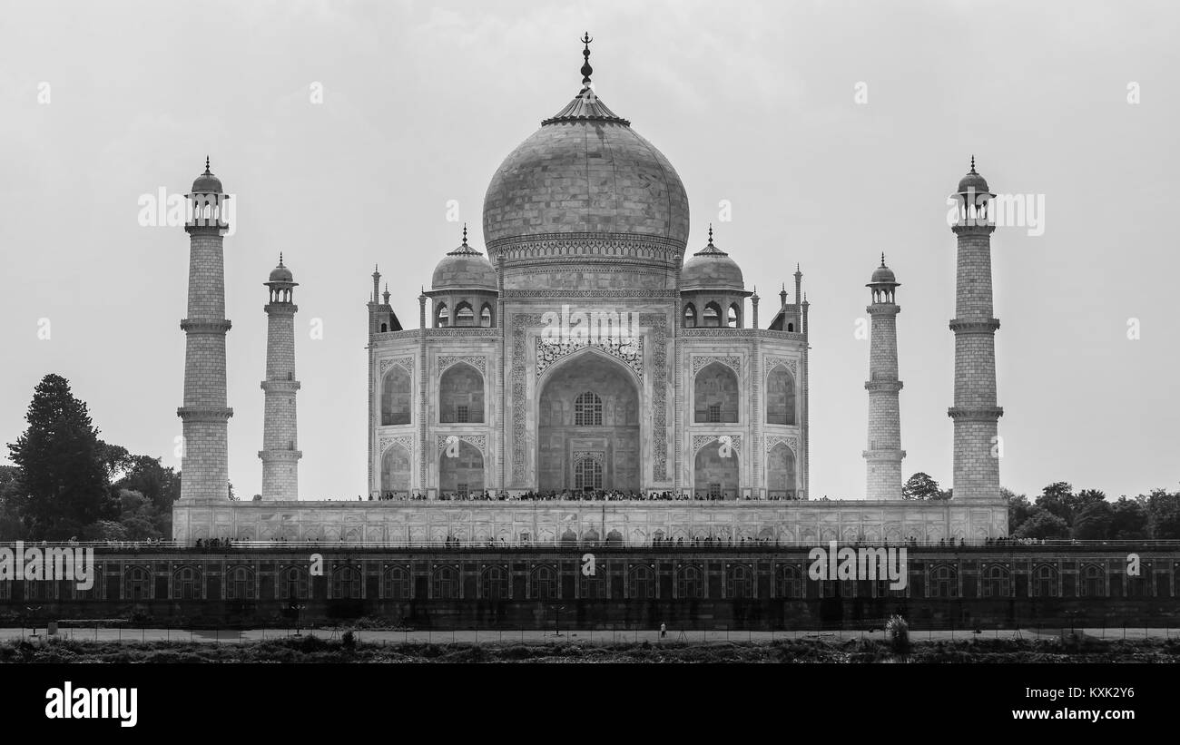 Vista en blanco y negro del Taj Mahal desde el río Yamuna, Agra, Uttar Pradesh, India Foto de stock