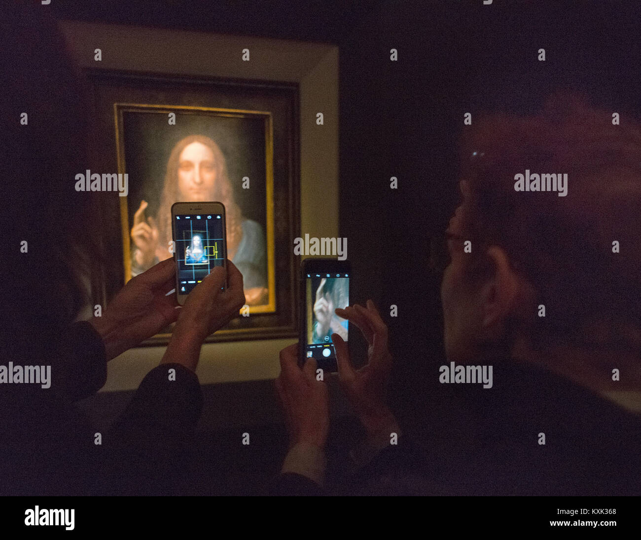 Las personas que toman imagen del Leonardo di Vinci Salvator Mundi en la pantalla de Christie's en la Ciudad de Nueva York antes de que se vendió por $450.3 millones de dólares. Foto de stock