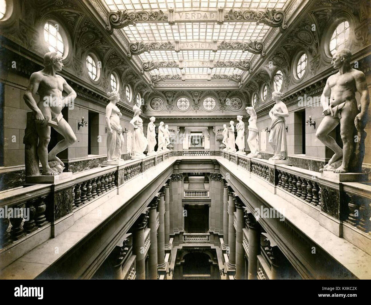 Archivo General de la Nación Argentina 1890 aprox Buenos Aires, Palacio de  Justicia, vista desde la galería superior Fotografía de stock - Alamy