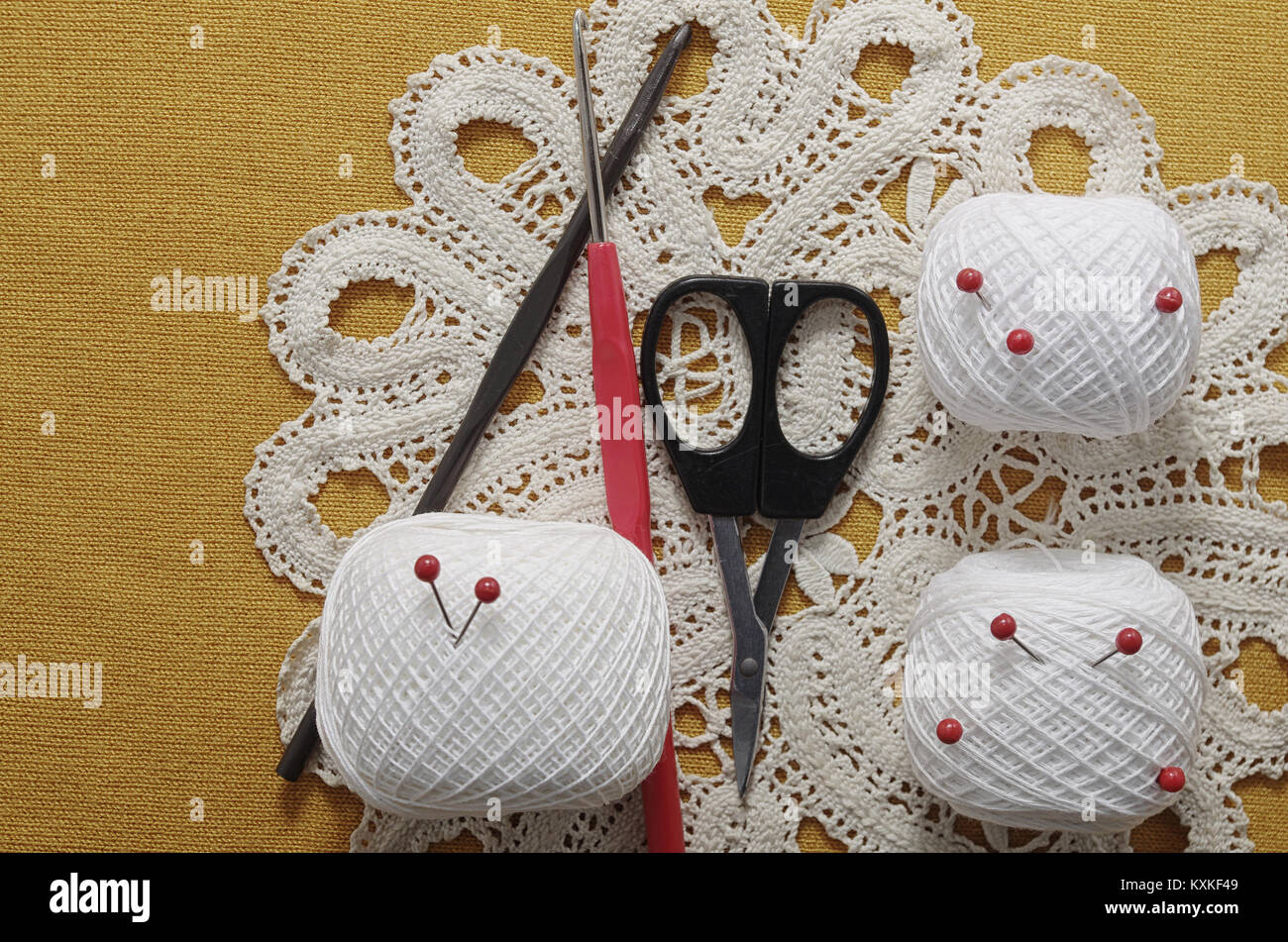 Objetos para coser. Tijeras y pasadores. Hanks rosca de mat. Pins Foto de stock