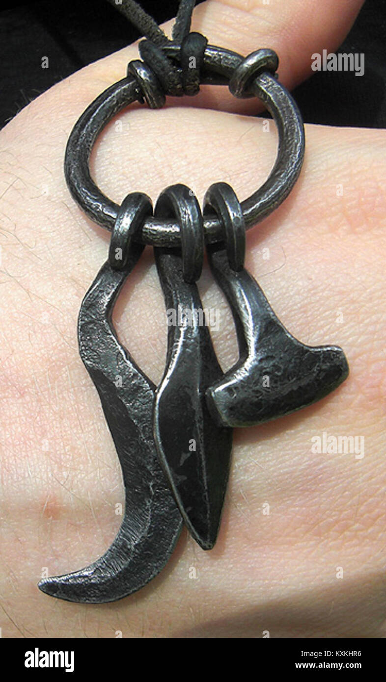 Anillo de amuleto con la hoz de Frey, Lanza de Odin y el martillo de Thor (Uppland style) 2009-05-03 Foto de stock