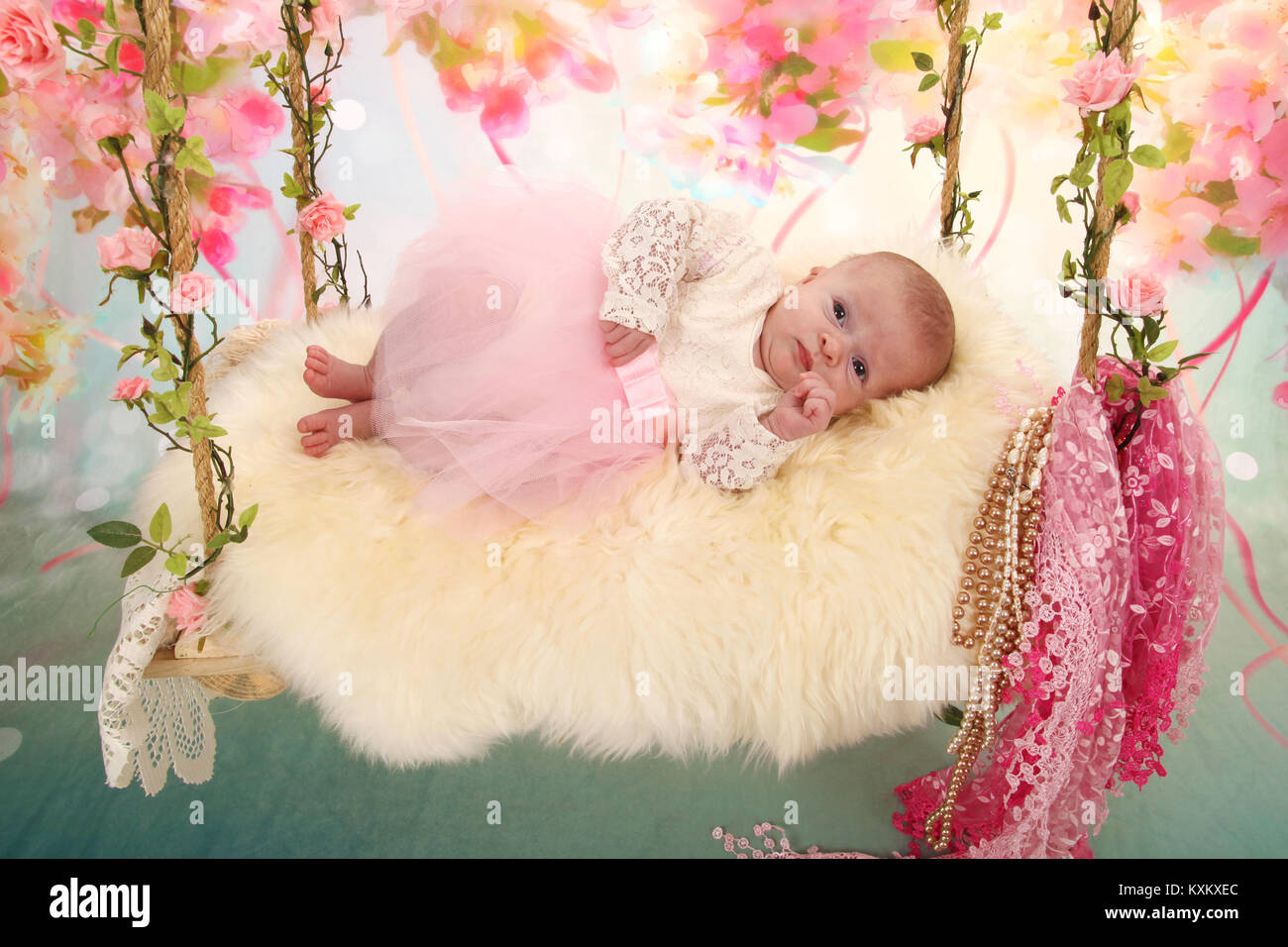 Venture priest Monkey Pretty baby girl intutu vestido en bella flor decorado swing Fotografía de  stock - Alamy