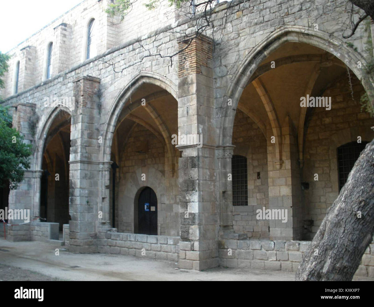 Barcelona - El claustro del antiguo Hospital de la Santa Creu (Plaza del Canónigo Colom) 3 Foto de stock
