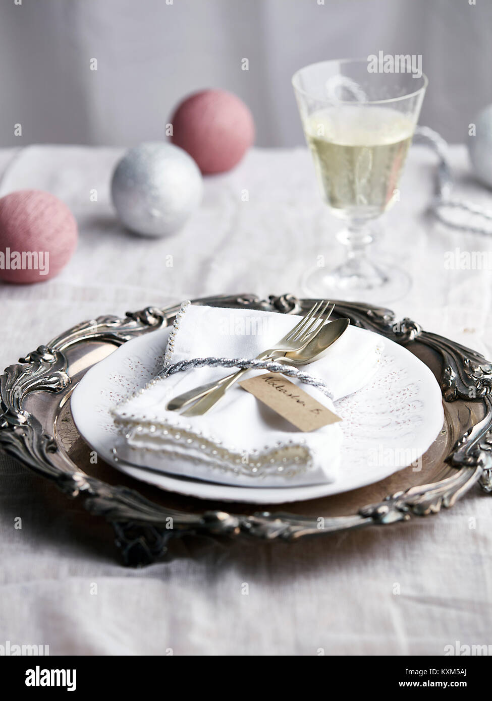 Navidad lugar,con copa de champaña. Foto de stock