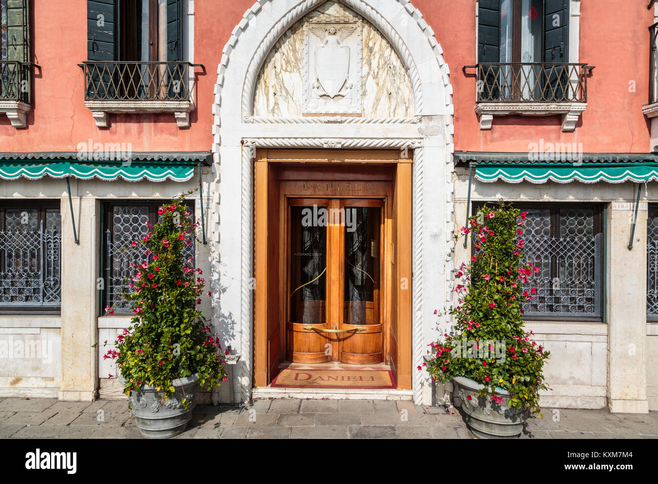 Puerta de entrada de un restaurante en el Veneto, Venecia, Italia, Europa  Fotografía de stock - Alamy