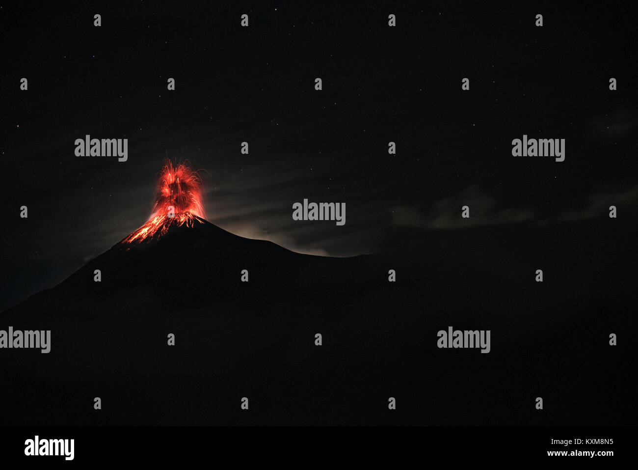 Guatemala volcán arroja fuego por la noche Foto de stock