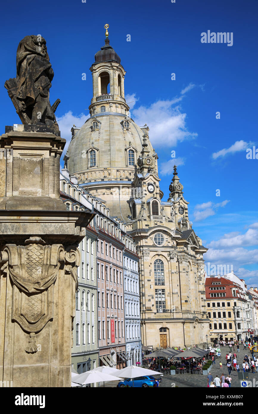 DRESDEN, Alemania - Agosto 13, 2016: la gente camina en Neumarkt Square en la Frauenkirche (Iglesia de Nuestra Señora) en el centro del casco antiguo de Dresden, Estado de Sa Foto de stock