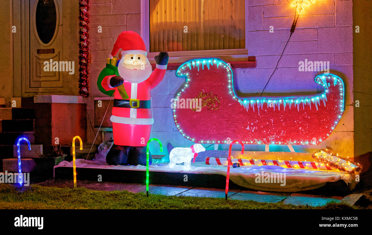 Casa suburbana fuera eléctrico luces decoración navideña las ventanas y la puerta Foto de stock