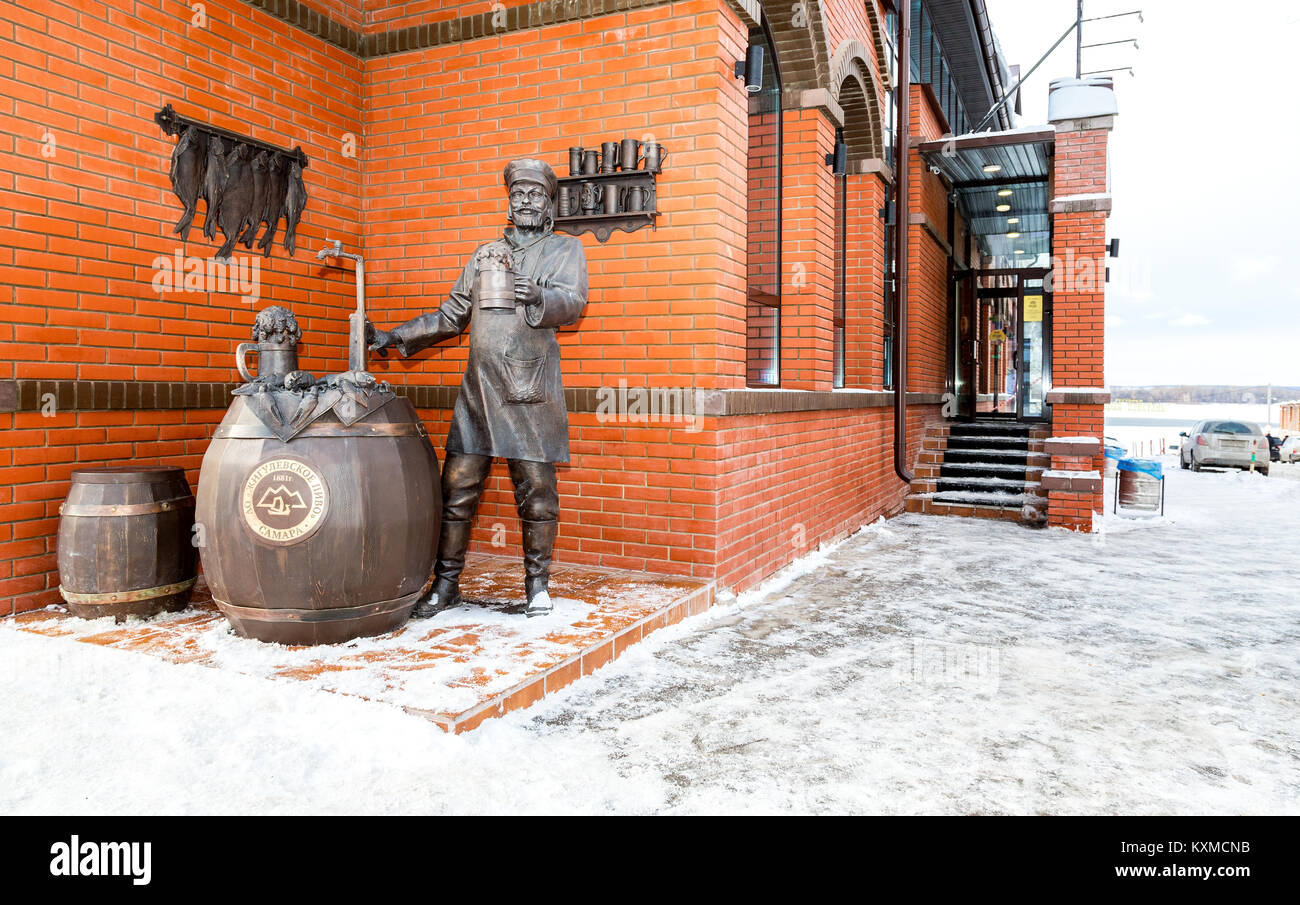 Samara, Rusia - 8 de enero de 2018: Monumento a la cervecera de Samara, cerca de cervecería Zhigulevsky Foto de stock