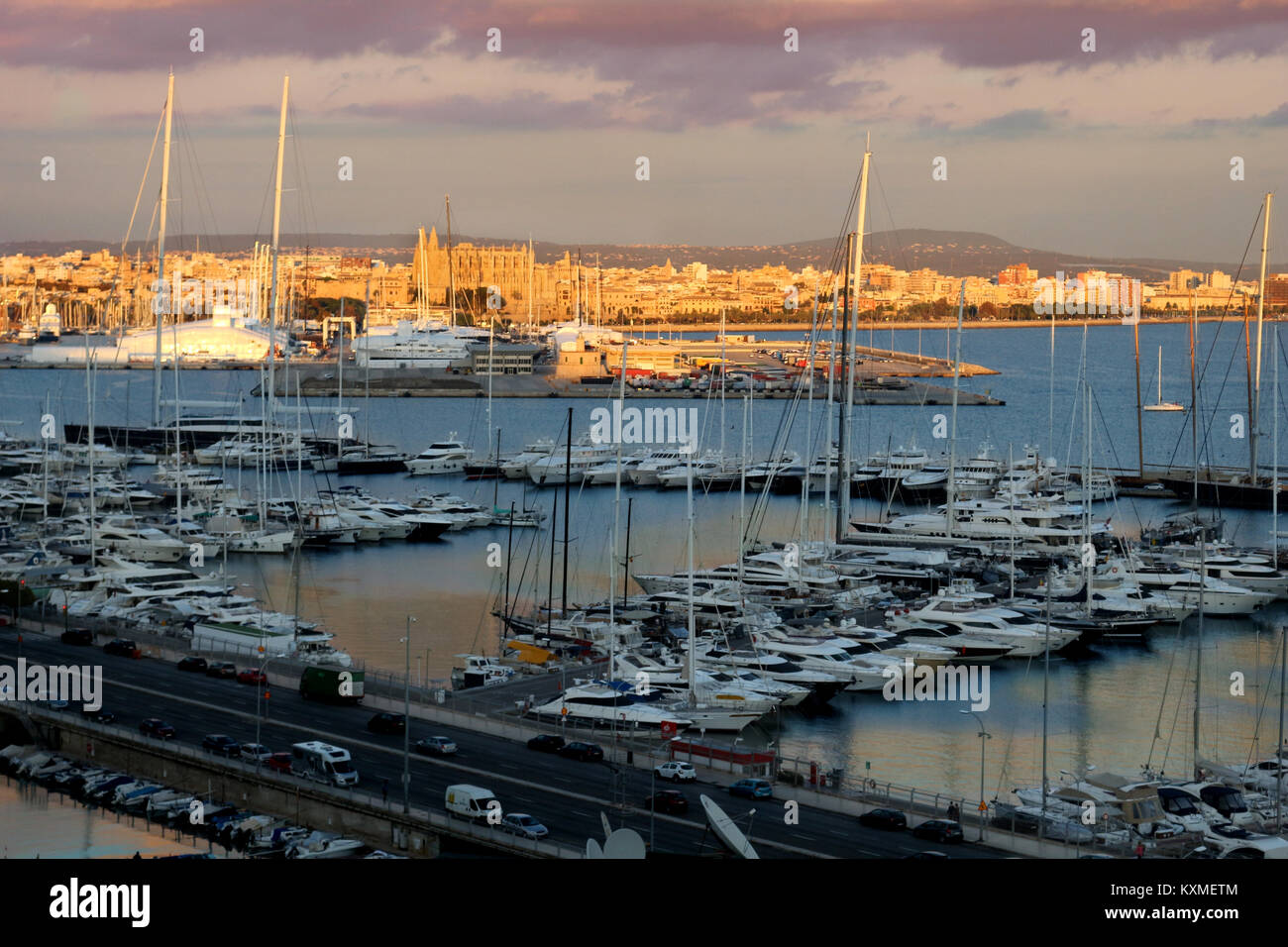 Palma de Mallorca en la puesta de sol, vista de la kathedrale y el puerto Foto de stock