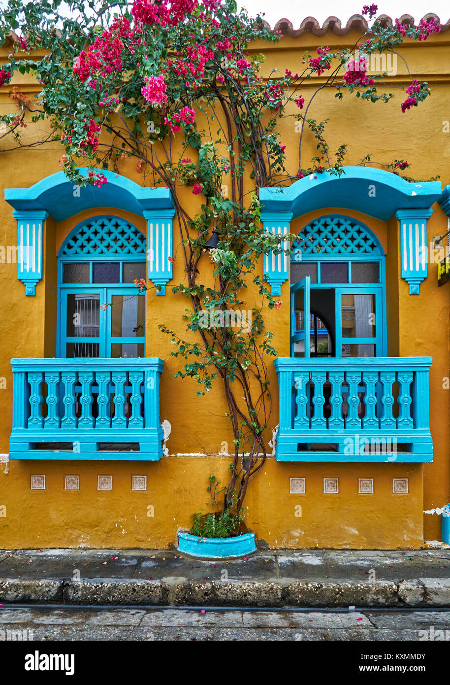 Tipico De Coloridas Fachadas Con Balcones Y Flores De Casas En Cartagena De Indias Colombia Sur America Fotografia De Stock Alamy