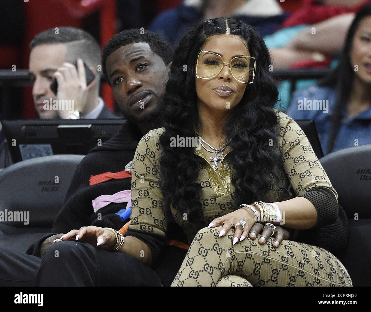 MIAMI, FL - 5 de enero: Gucci Mane (L) y su esposa Keyshia Ka'oir (R) ver  el Miami Heat contra los New York Knicks, juego en el America Airlines  Arena el 5