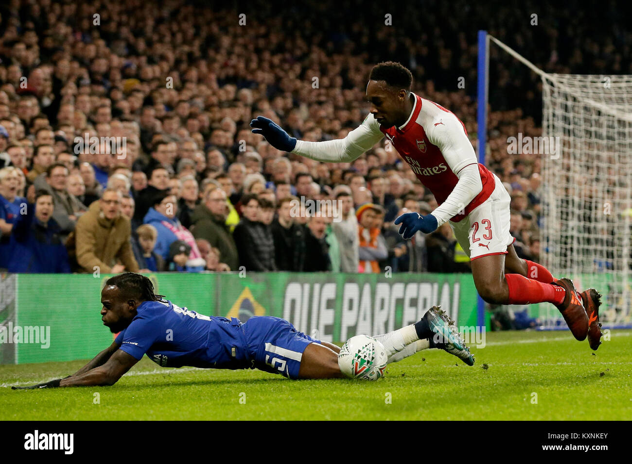 Londres, Reino Unido. 10 Enero, 2018. Chelsea's Victor Moses (L) y el  Arsenal Danny Welbeck caída compiten por el balón durante el partido de la  Copa de la Liga Inglesa en la
