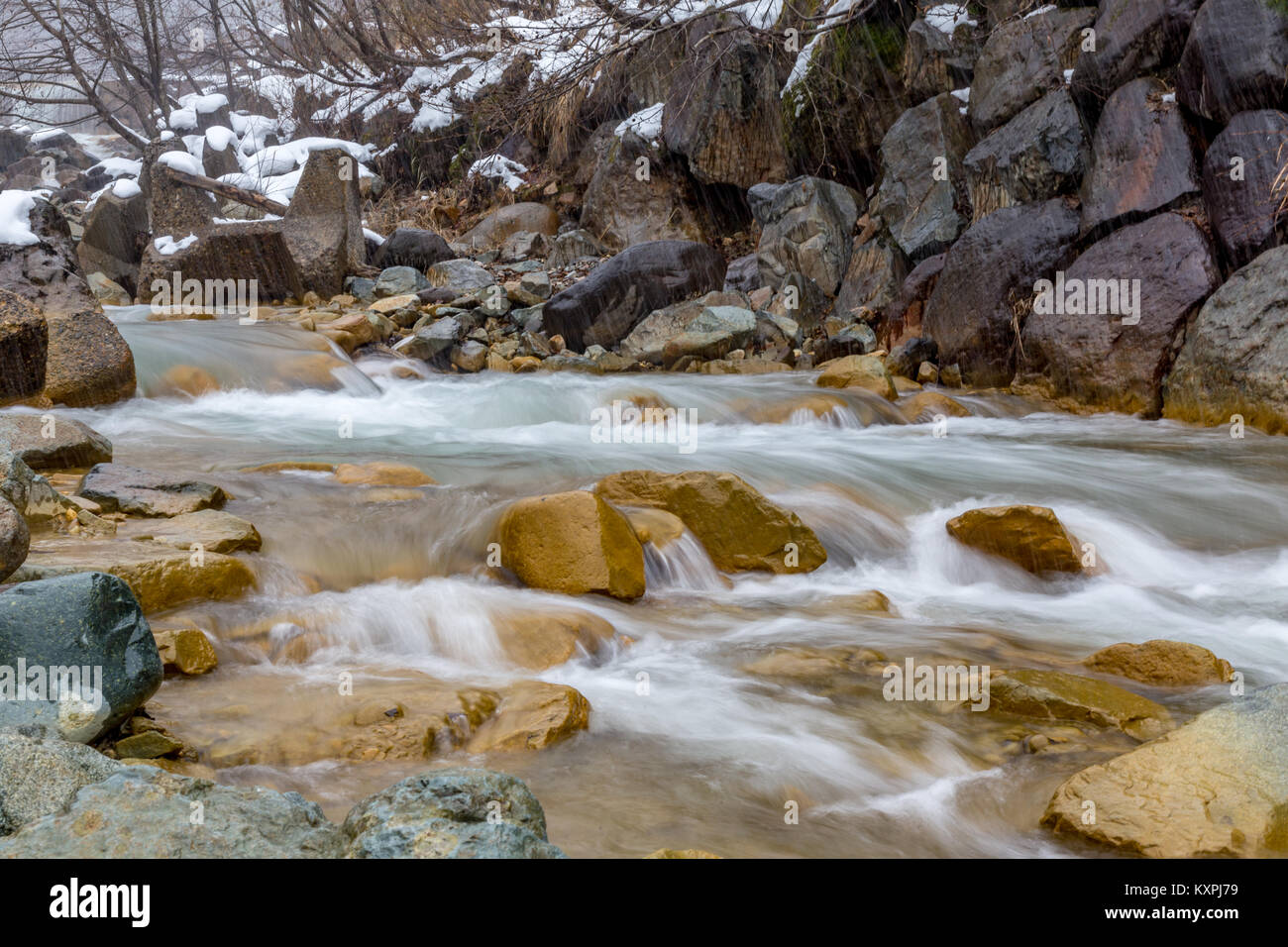 La Yokoku río fluye a través de la montaña de rocas. El río es alimentado por aguas termales en las montañas, por lo que permanece caliente incluso en el frío del invierno Foto de stock