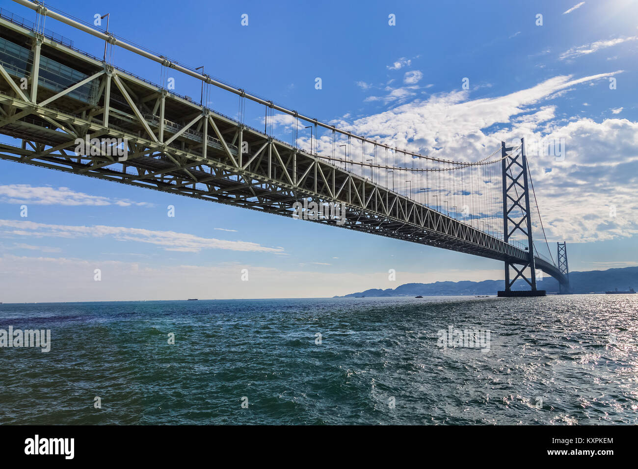 Puente Akashi-Kaikyo en Kobe, Japón en Kobe, Japón, el 25 de octubre: Puente Akashi-Kaikyo en Kobe, Japón, el 25 de octubre de 2014. Enlaces Kobe a continental Iwaya Foto de stock