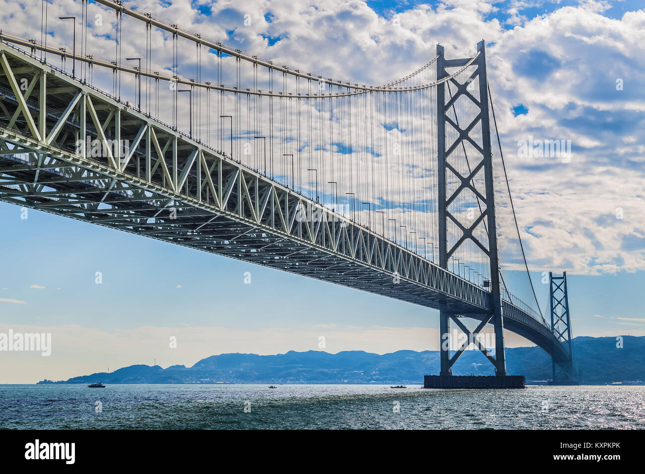 Puente Akashi-Kaikyo en Kobe, Japón en Kobe, Japón, el 25 de octubre: Puente Akashi-Kaikyo en Kobe, Japón, el 25 de octubre de 2014. Enlaces Kobe a continental Iwaya Foto de stock