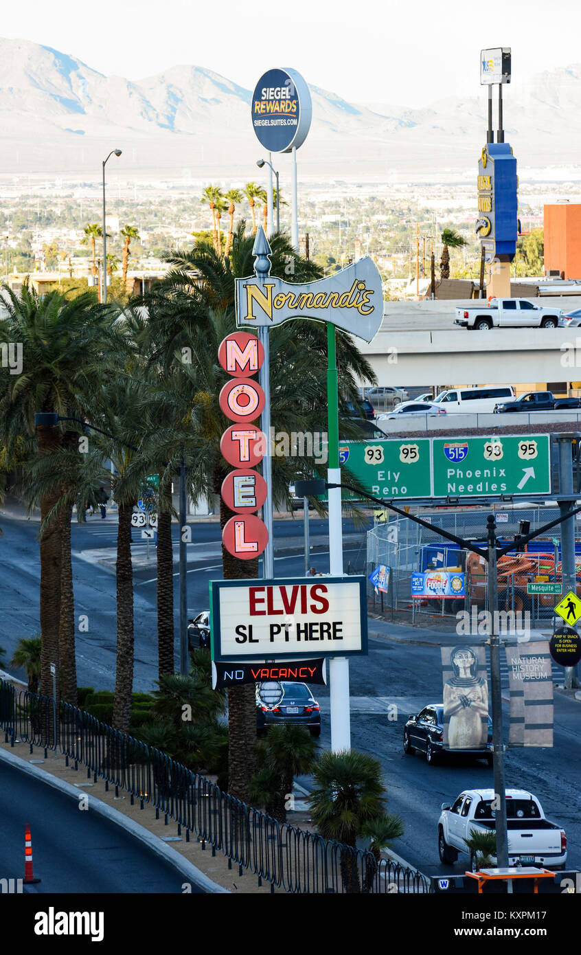 Mirando hacia abajo en Las Vegas Boulevard, en el centro de la ciudad, Las Vegas Foto de stock