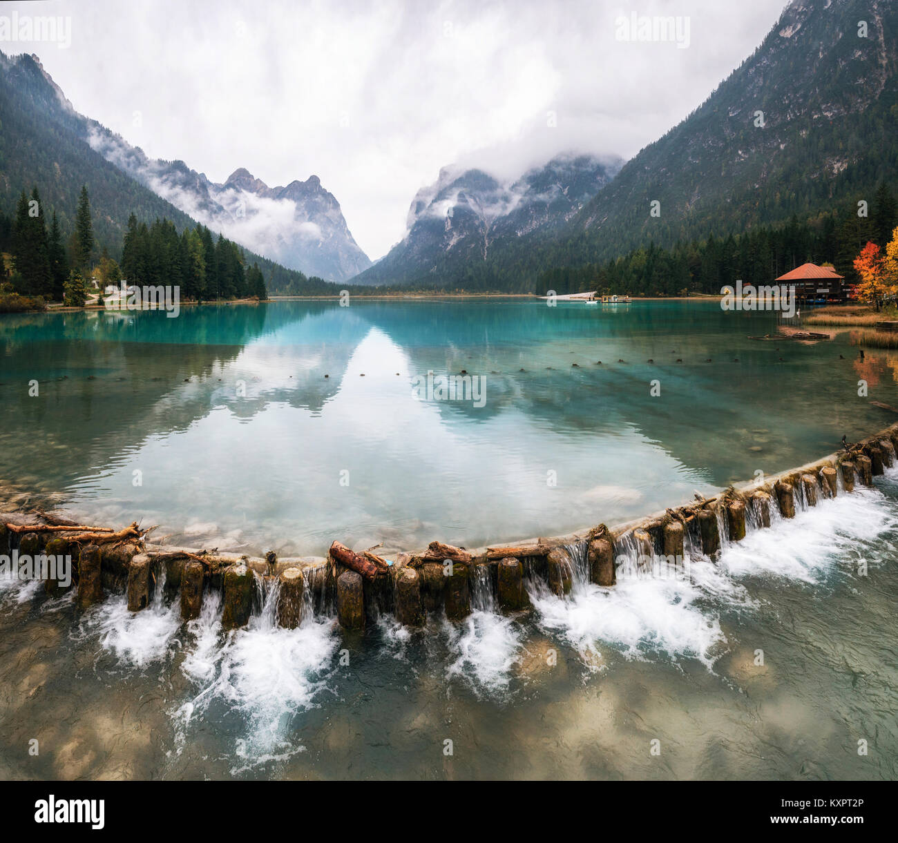 Vista panorámica del lago de Dobbiaco o Toblacher Ver en Dolomitas, en el norte de Italia Foto de stock