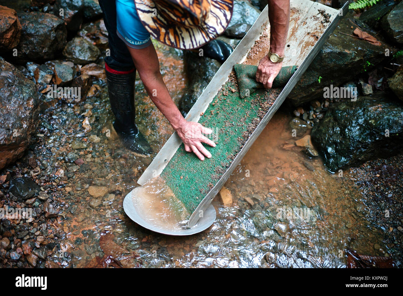 Un minero artesanal, la minería artesanal de oro sin mercurio minero  artesanal, una pequeña minería sin mercurio, en busca de oro en un pequeño  río Fotografía de stock - Alamy