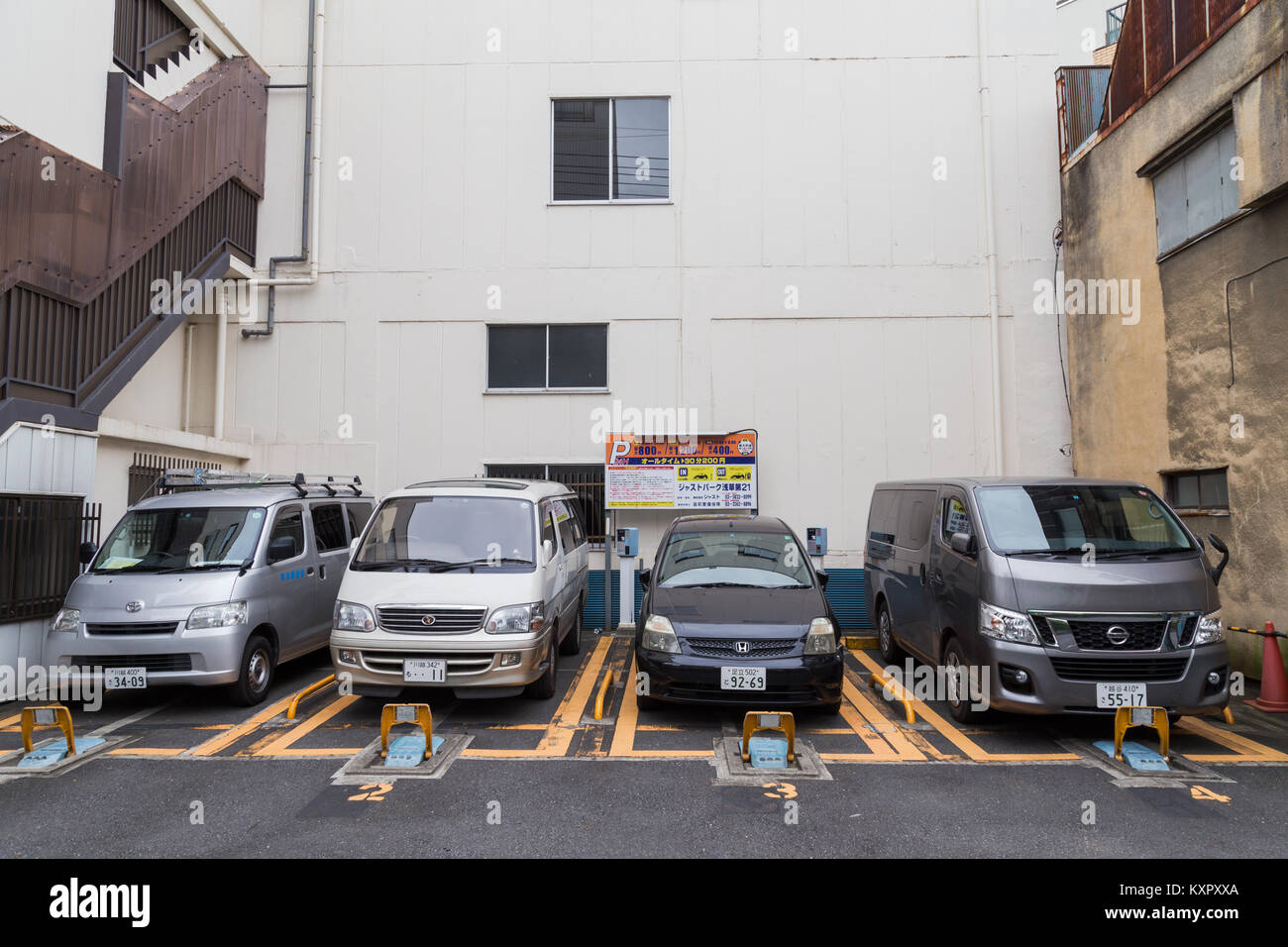 Garaje de estacionamiento de japón fotografías e imágenes de alta