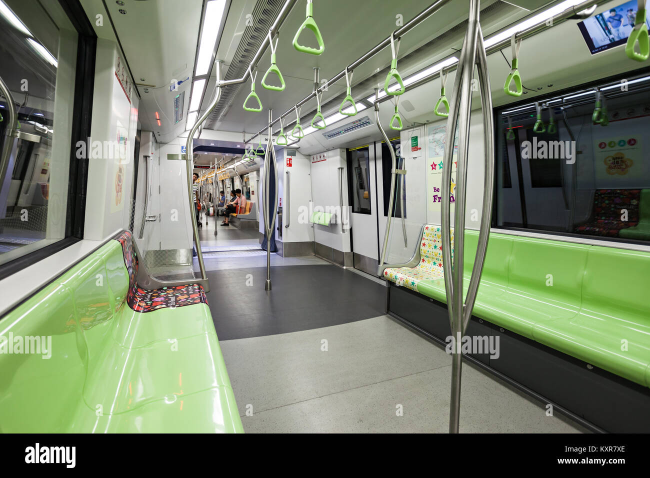 Singapur - Octubre 18, 2014: El Mass Rapid Transit es un sistema de tránsito rápido que forman el componente principal del sistema ferroviario en Singapur. Foto de stock