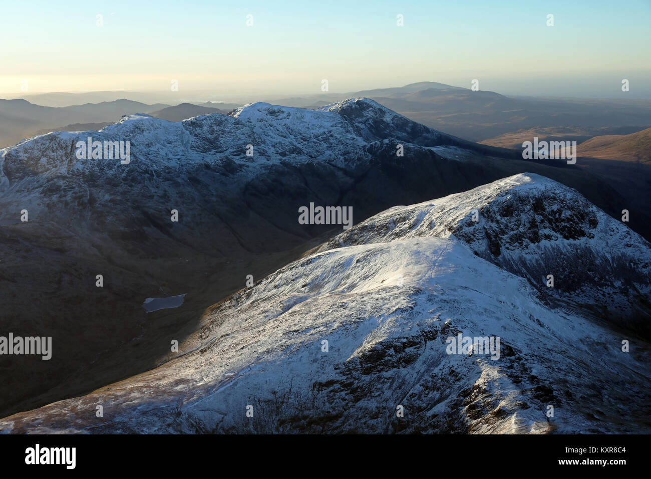Vista aérea de las cimas de las montañas en el Lake District, Cumbria, Reino Unido Foto de stock