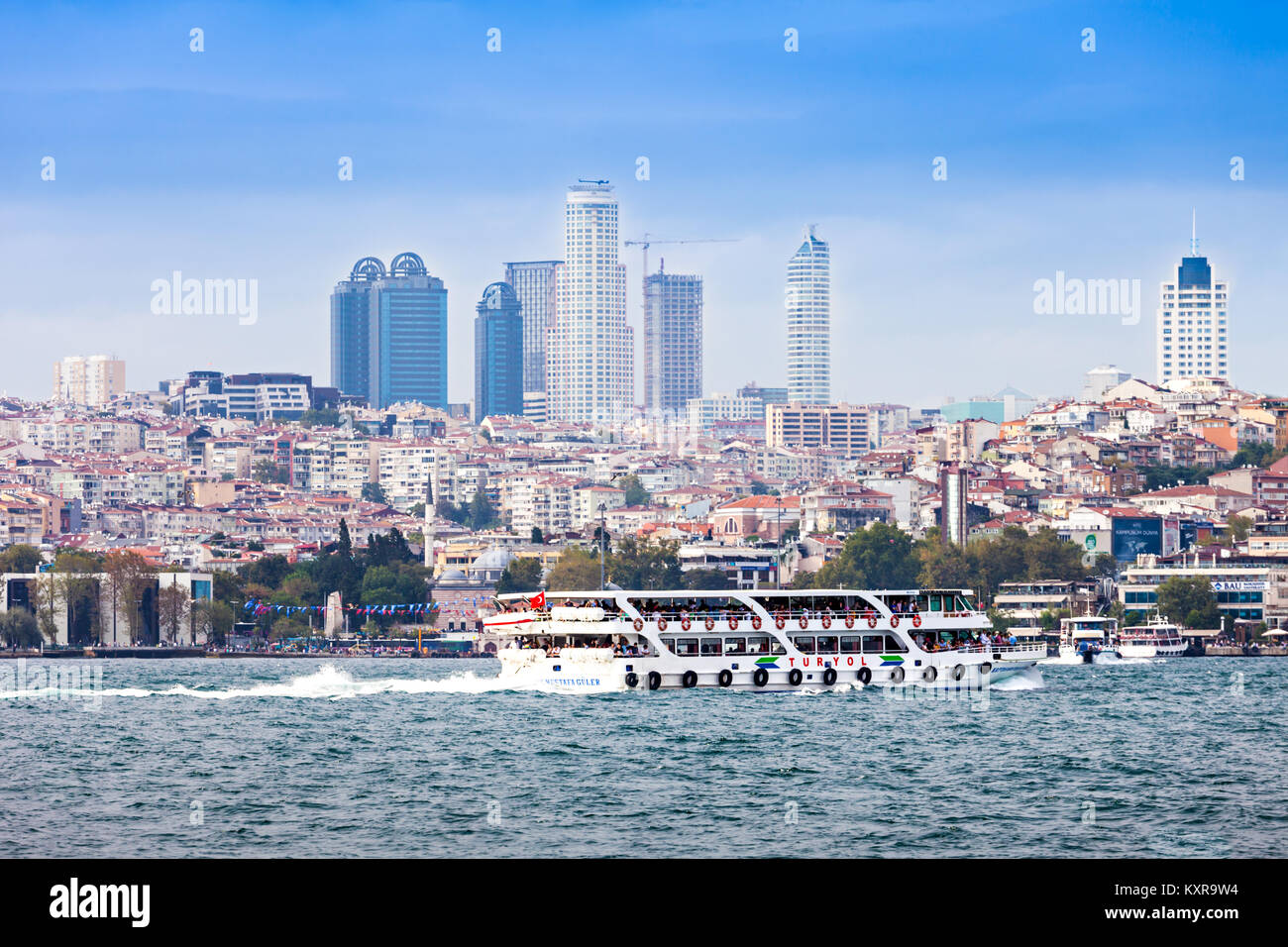 Estambul, Turquía - Septiembre 06, 2014: la ciudad de Estambul, vista desde el estrecho de Bósforo en 06 de septiembre de 2014 en Estambul, Turquía. Foto de stock