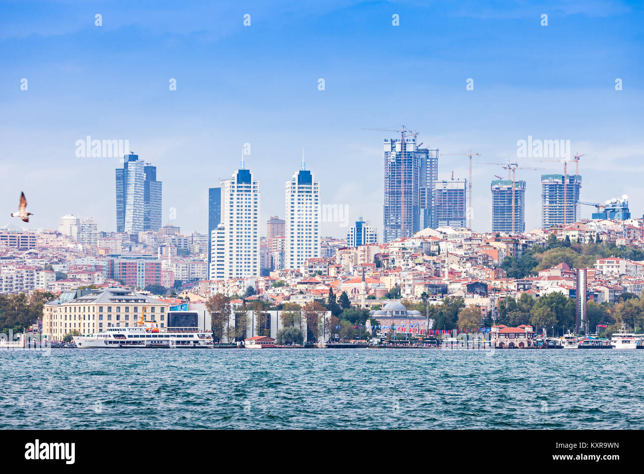 Estambul, Turquía - Septiembre 06, 2014: la ciudad de Estambul, vista desde el estrecho de Bósforo en 06 de septiembre de 2014 en Estambul, Turquía. Foto de stock