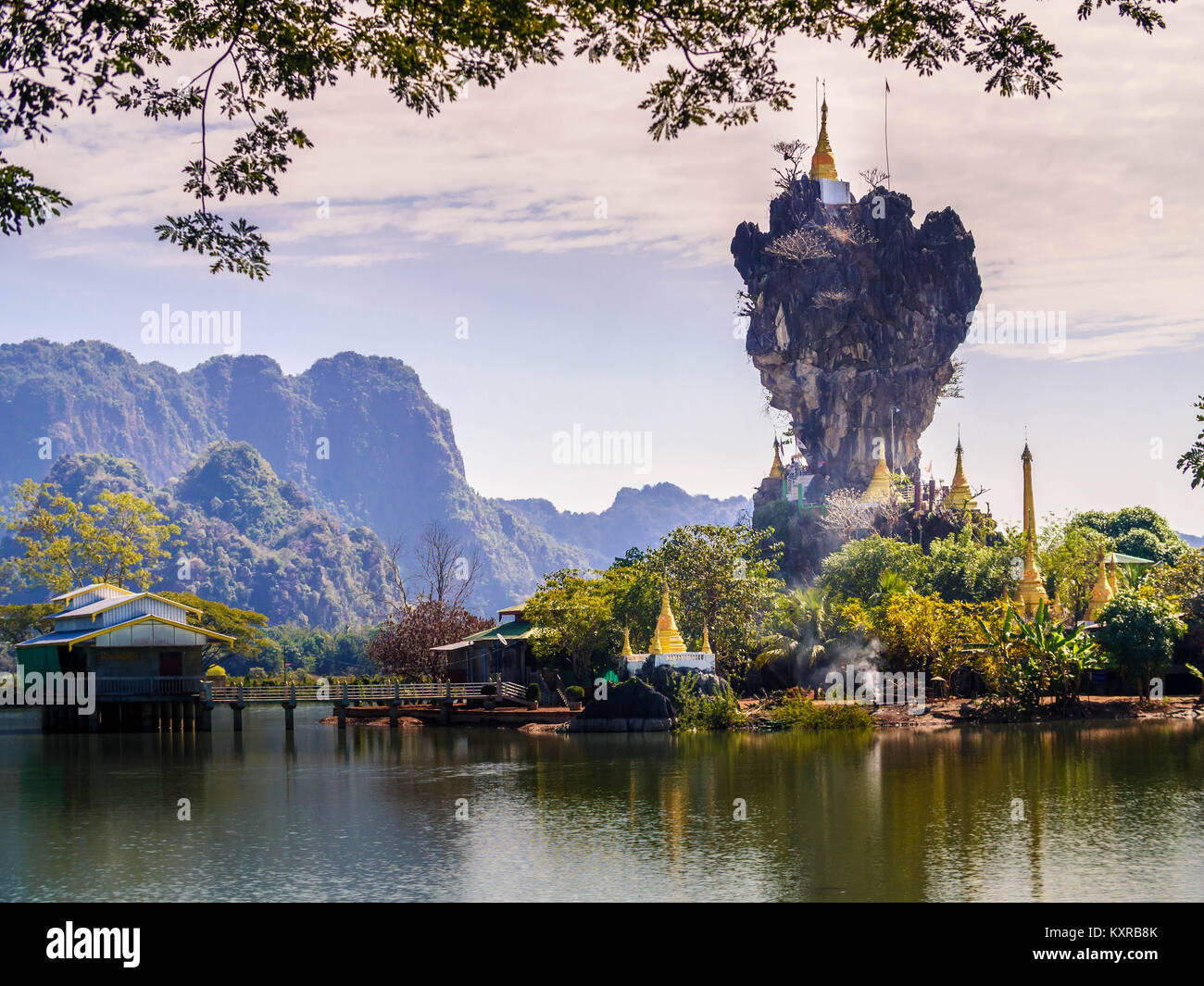 Kyauk Kalap Pagoda cerca Hpa-An, Myanmar (Birmania) Foto de stock