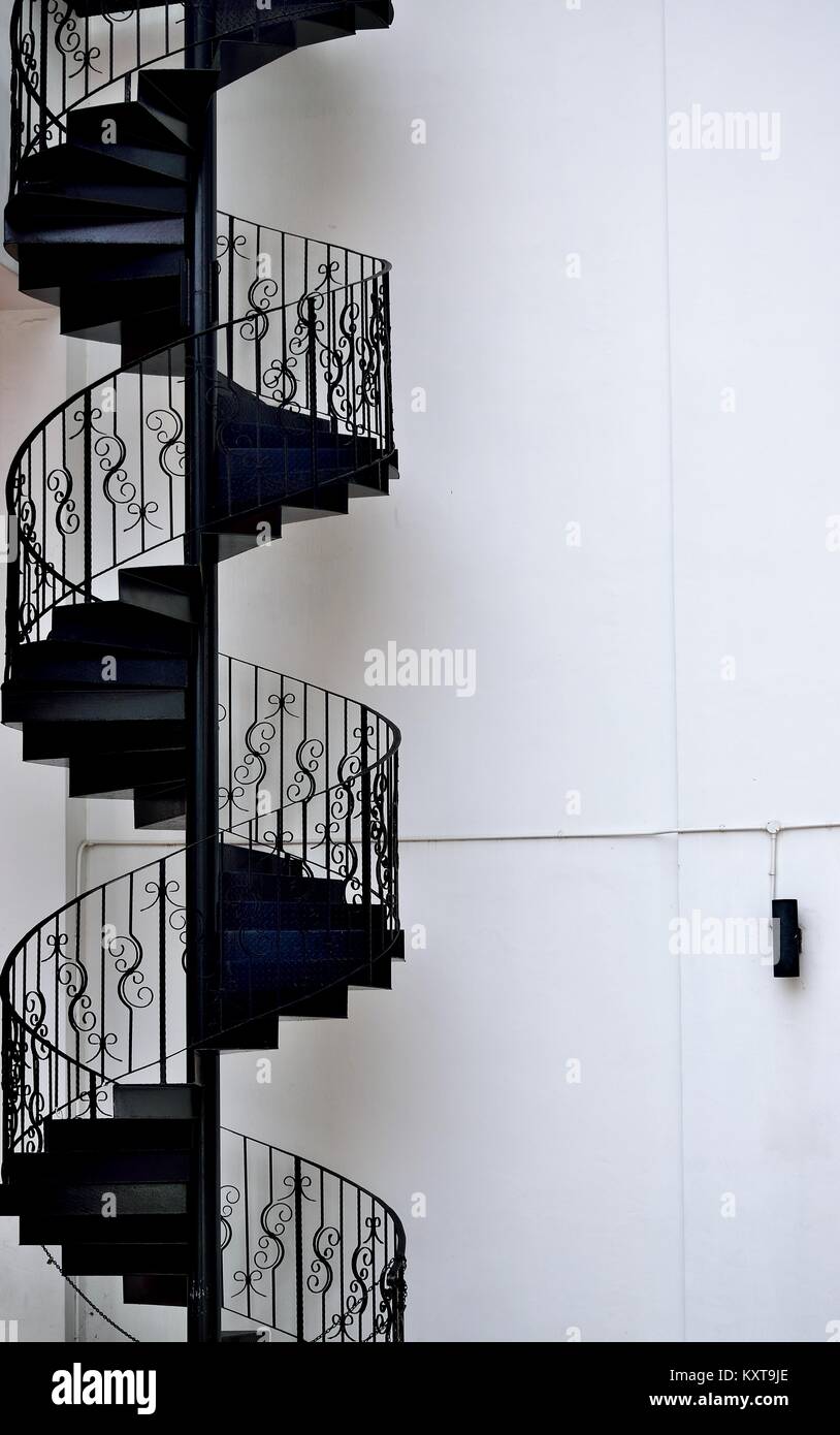 Escaleras exteriores de metal fotografías e imágenes de alta resolución -  Alamy